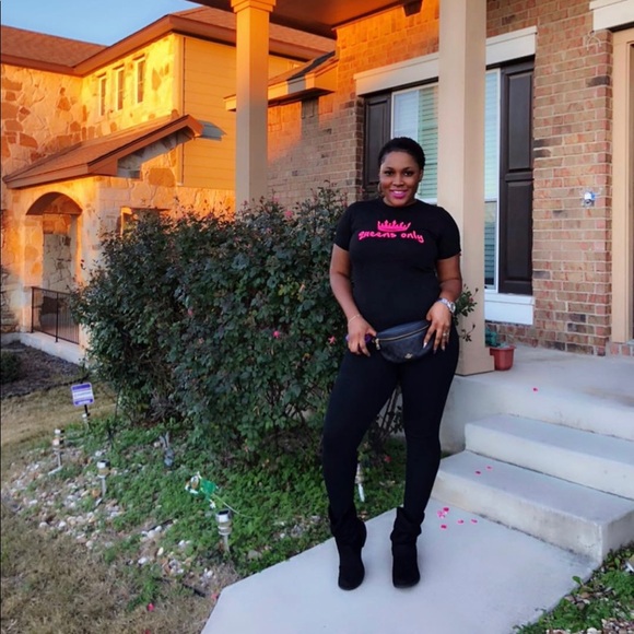 ✨Host Post✨Queens Only Black T-shirt Short Sleeve - Picture 3 of 10